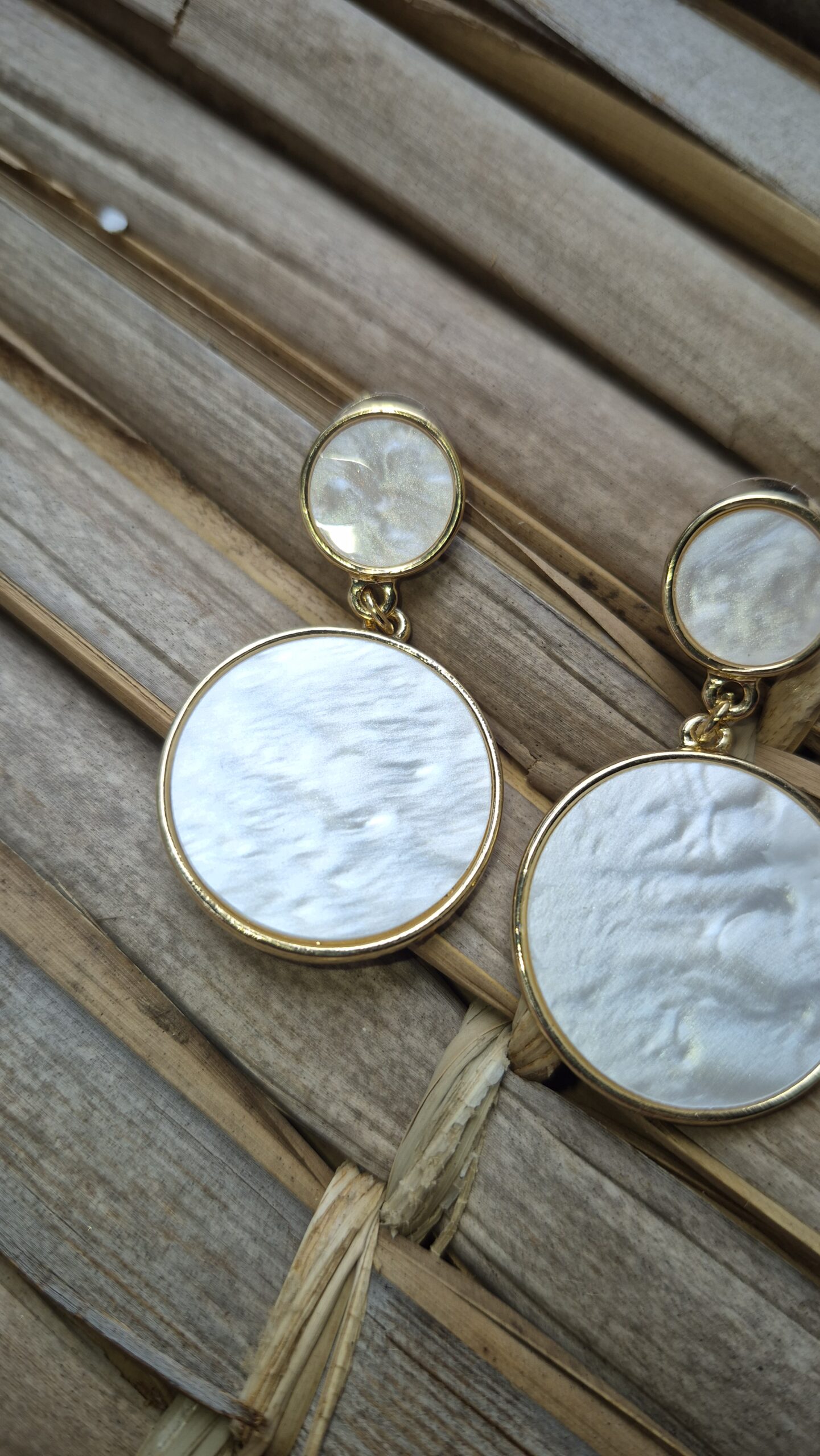 Brinco Madrepérola Dourado – Elegância Clássica - Imagem 3