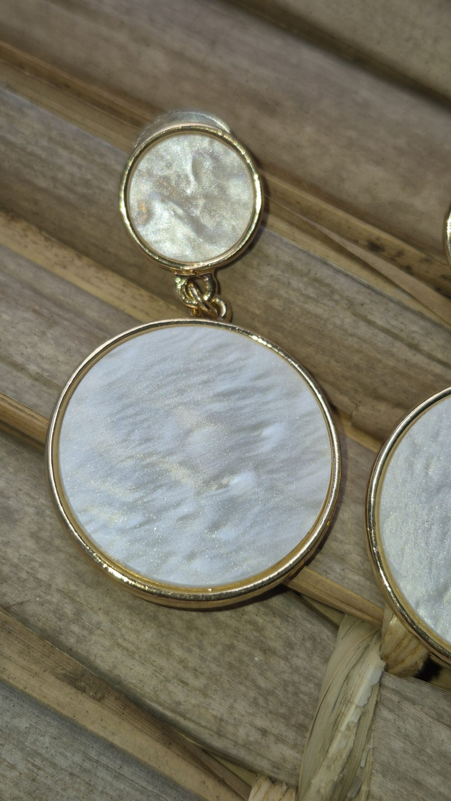 Brinco Madrepérola Dourado – Elegância Clássica - Imagem 2