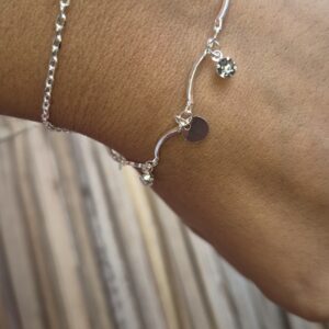 Pulseira Prata com Pingentes e Strass – Delicada e Elegante