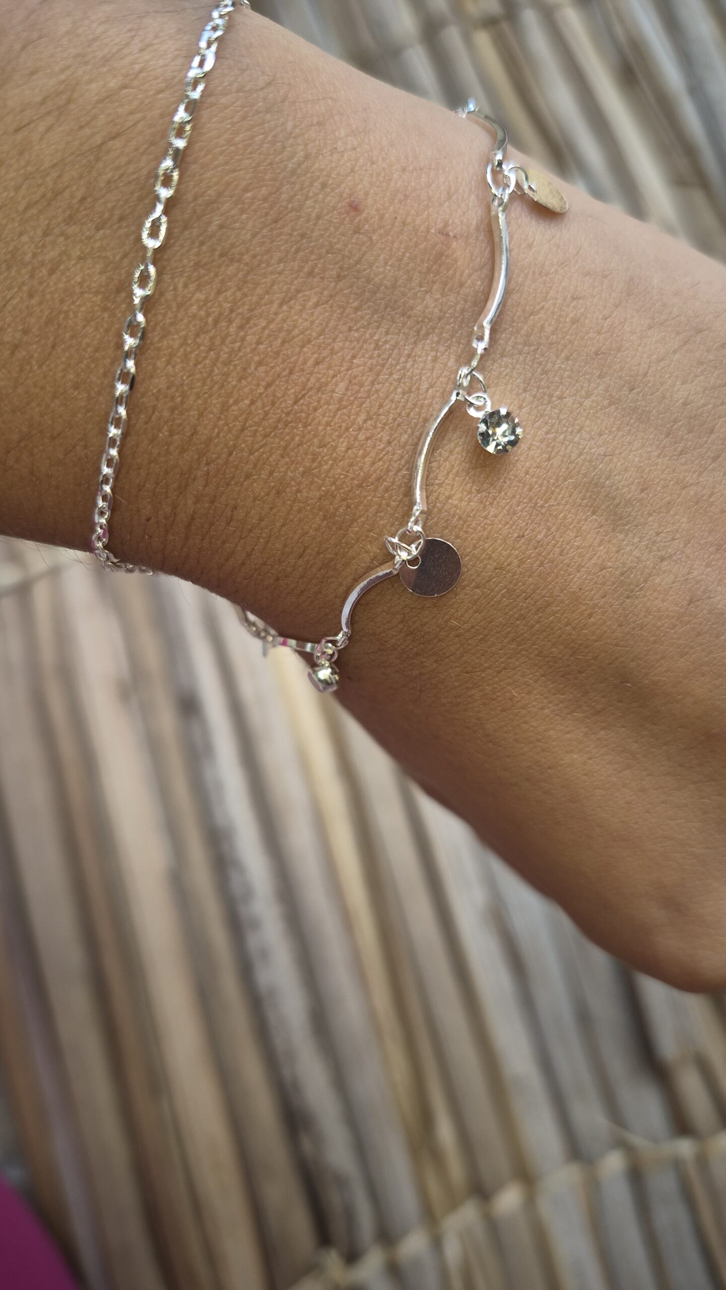 Pulseira Prata com Pingentes e Strass – Delicada e Elegante