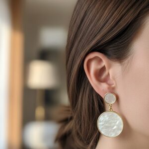 Brinco Madrepérola Dourado – Elegância Clássica