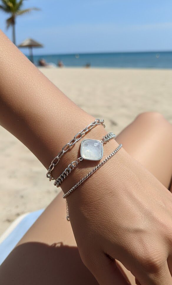 Trijunto Pulseira Prata Glow – Elegância que brilha no sol
